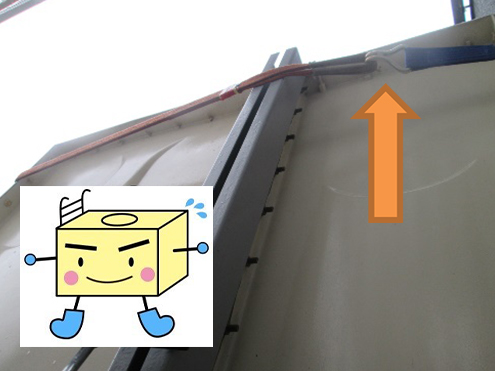 <p>上部をワイヤー等で補強します。<br />
槽内水位も下げます。</p>